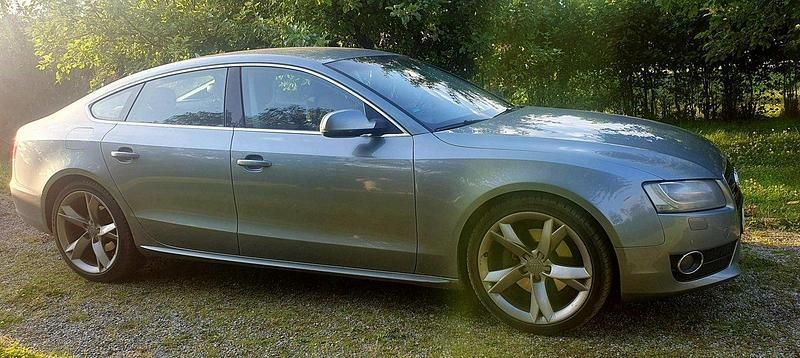 Grå Begagnad 2011 Audi A5 Sportback Comfort Halvkombi | 98 000 kr (Marknadspris) - Bild 1/4