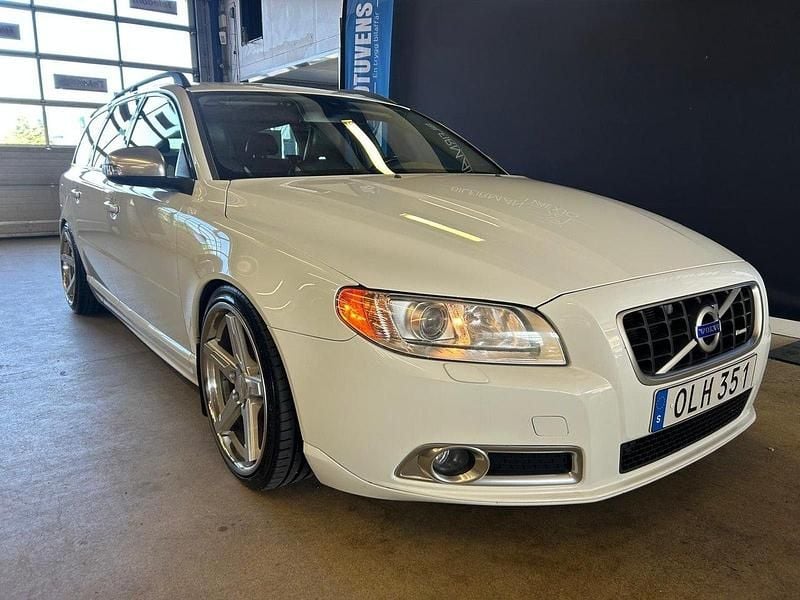 Vit Begagnad 2011 Volvo V70 R-Design Kombi | 114 000 kr - Bild 1/4