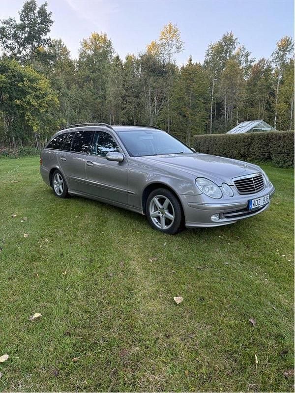 Silver Begagnad 2004 Mercedes E240 Avantgarde Kombi | 29 000 kr (Marknadspris) - Bild 1/4