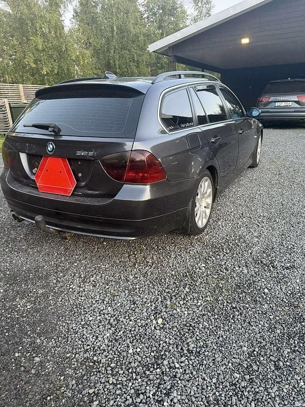 Begagnad BMW 325 2007 Mörkgrå Kombi