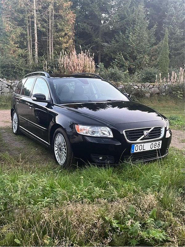 Svart Begagnad 2008 Volvo V50 Momentum Kombi | 25 000 kr (Superpris) - Bild 1/4