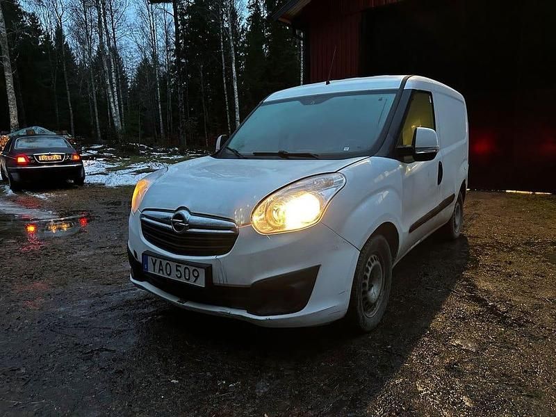 Vit Begagnad 2016 Opel Combo Van | 86 000 kr (Dyr) - Bild 1/4