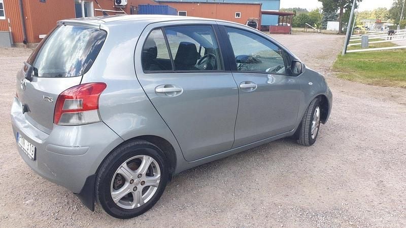 Grå Begagnad 2011 Toyota Yaris Halvkombi | 45 000 kr (Marknadspris) - Bild 1/4
