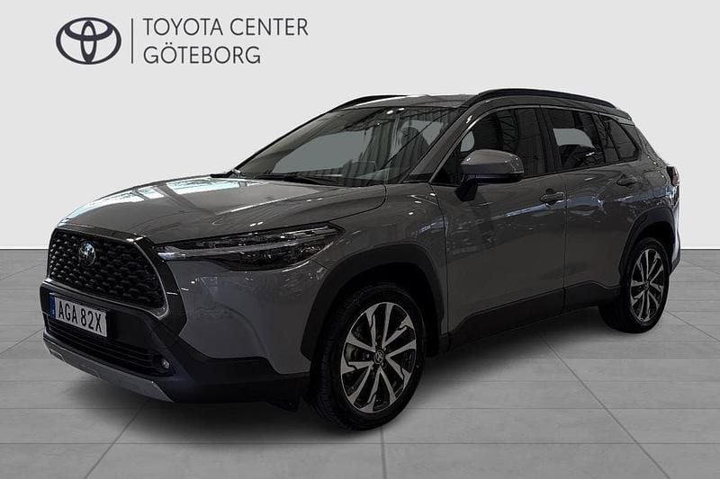Grå Ny 2025 Toyota Corolla Cross Style SUV | 389 900 kr (Bra pris) - Bild 1/3