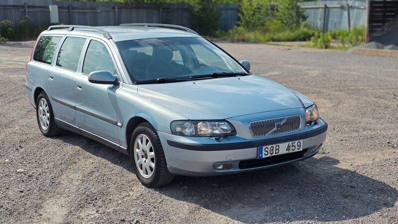 Ljusblå (blå) Begagnad 2001 Volvo V70 Kombi | 13 900 kr (Marknadspris) - Bild 1/4
