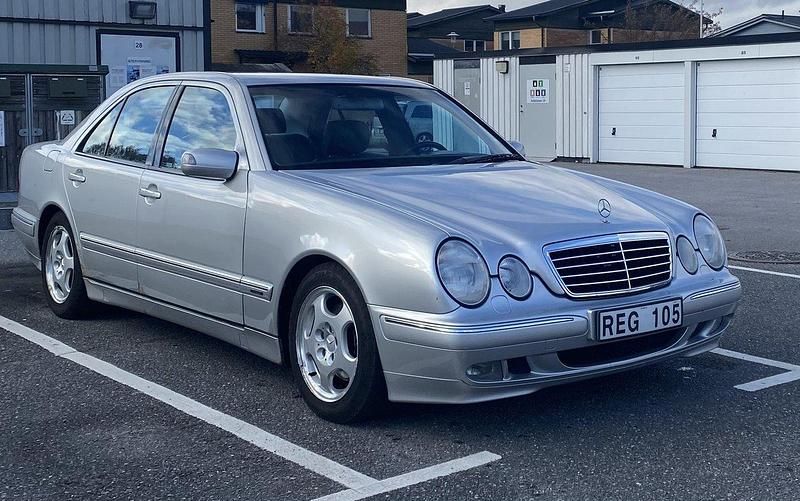 Grå Begagnad 2000 Mercedes E280 Avantgarde Sedan | 29 900 kr - Bild 1/4