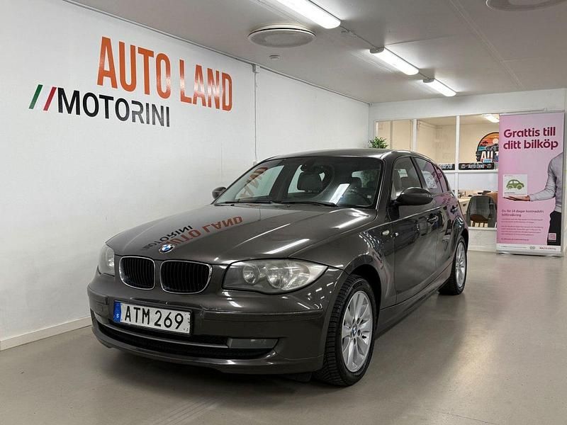 Brun Begagnad 2008 BMW 118 Advantage Halvkombi | 69 000 kr (Marknadspris) - Bild 1/4