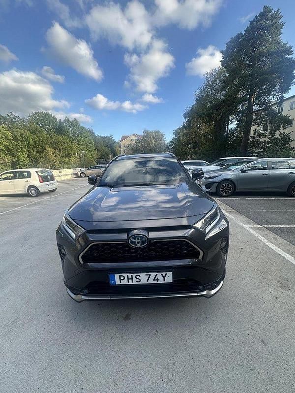 Grå Begagnad 2020 Toyota RAV4 Hybrid Premium SUV | 370 000 kr (Marknadspris) - Bild 1/4