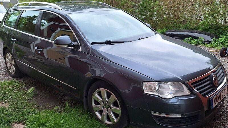 Grå Begagnad 2010 VW Passat Sportline Kombi | 16 000 kr (Superpris) - Bild 1/4