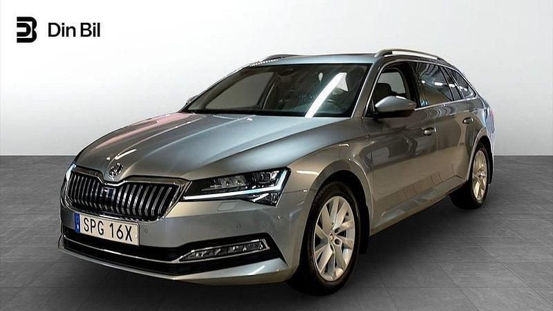Grå Begagnad 2021 Skoda Superb Style Kombi | 299 000 kr (Marknadspris) - Bild 1/4