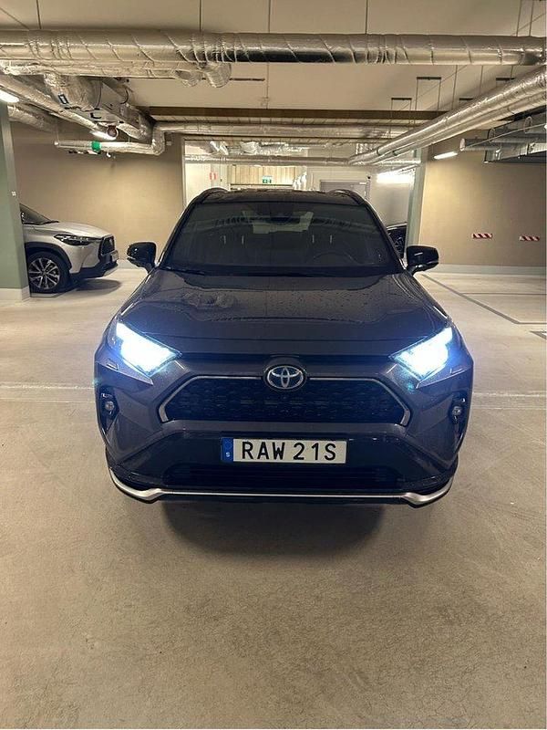 Grå Begagnad 2023 Toyota RAV4 Hybrid SUV | 480 000 kr (Marknadspris) - Bild 1/4