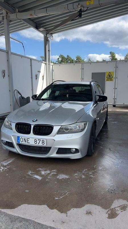 Grå Begagnad 2010 BMW 325 Comfort Edition Kombi | 120 000 kr (Marknadspris) - Bild 1/4