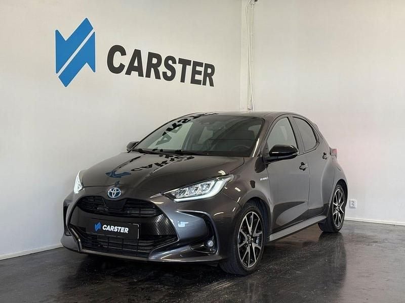 Mörkgrå Begagnad 2020 Toyota Yaris Hybrid Style Halvkombi | 189 900 kr (Marknadspris) - Bild 1/4