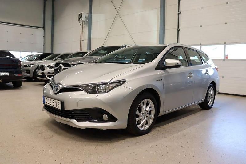 Silver Begagnad 2016 Toyota Auris Touring Sports Kombi | 169 700 kr (Marknadspris) - Bild 1/4