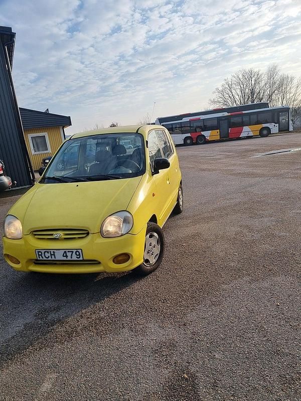 Begagnad Hyundai Atos 54 HK (39 kW) 2000 Gul Halvkombi