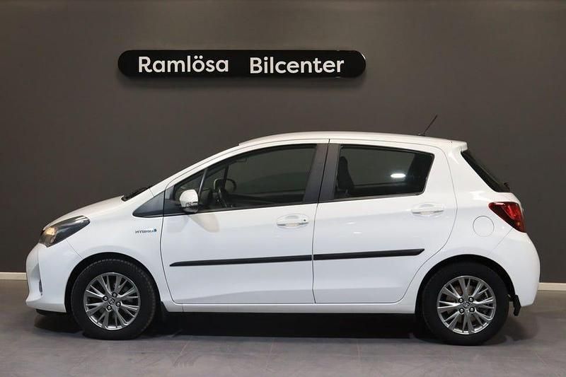 Vit Begagnad 2016 Toyota Yaris Hybrid Active Halvkombi | 114 900 kr (Marknadspris) - Bild 1/4