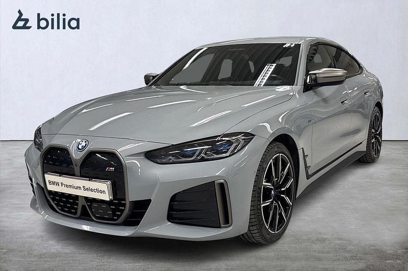 Grå (brooklyn grey metallic) Begagnad 2023 BMW i4 M Sport Sedan | 529 900 kr (Marknadspris) - Bild 1/4