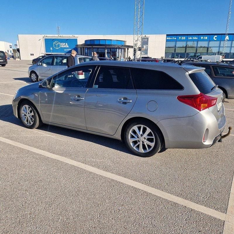Grå Begagnad 2014 Toyota Auris Kombi | 55 000 kr (Marknadspris) - Bild 1/4