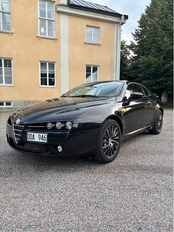 Svart Begagnad 2010 Alfa Romeo Brera Sportkupé | 99 000 kr - Bild 1/4