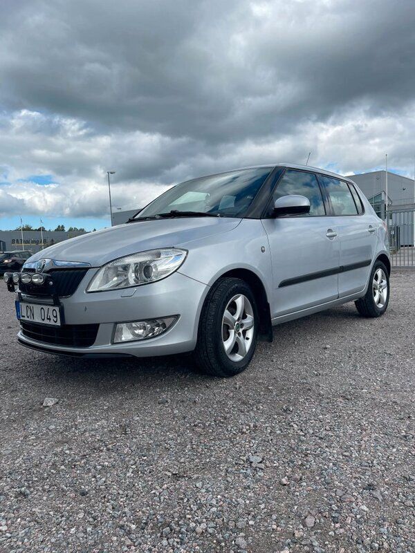 Silver Begagnad 2010 Skoda Fabia Elegance Halvkombi | 29 900 kr (Bra pris) - Bild 1/4