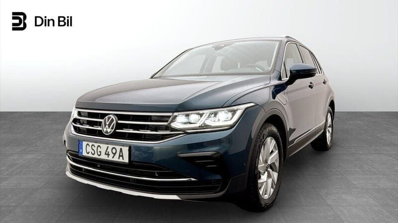 Blå Begagnad 2023 VW Tiguan SUV | 374 900 kr (Marknadspris) - Bild 1/4