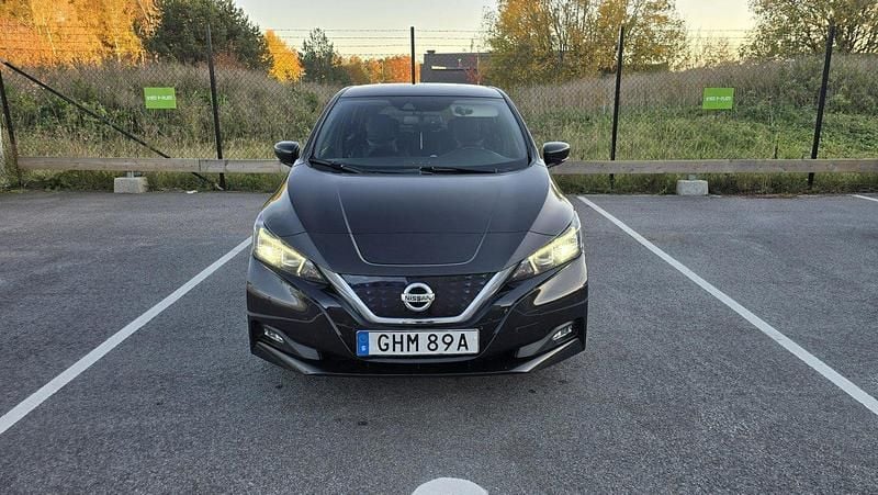 Svart Begagnad 2019 Nissan Leaf 360º Halvkombi | 134 000 kr (Marknadspris) - Bild 1/4