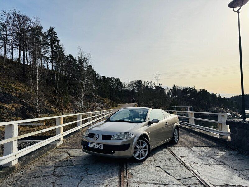Ljusgul (gul) Begagnad 2004 Renault Mégane Cabriolet Cab | 29 900 kr (Marknadspris) - Bild 1/4