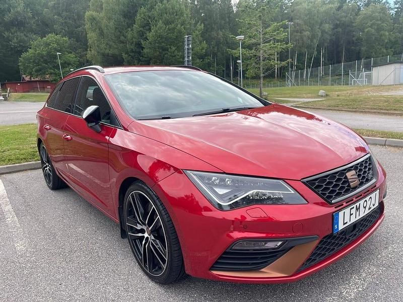 Begagnad Seat Leon ST 4Drive 300 HK (220 kW) 2019 Desire red metallic Kombi