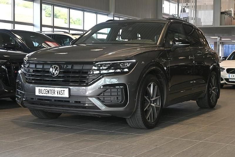 Grå Begagnad 2022 VW Touareg R-line SUV | 549 000 kr (Marknadspris) - Bild 1/4