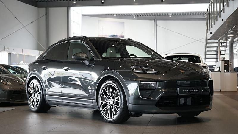 Grå Begagnad 2025 Porsche Macan SUV | 969 000 kr - Bild 1/4