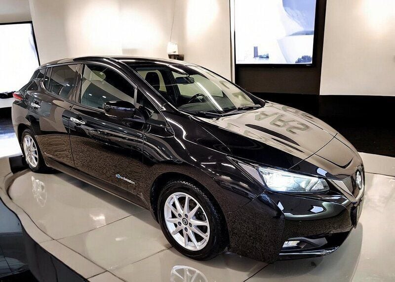 Svart Begagnad 2018 Nissan Leaf Halvkombi | 104 900 kr (Marknadspris) - Bild 1/4