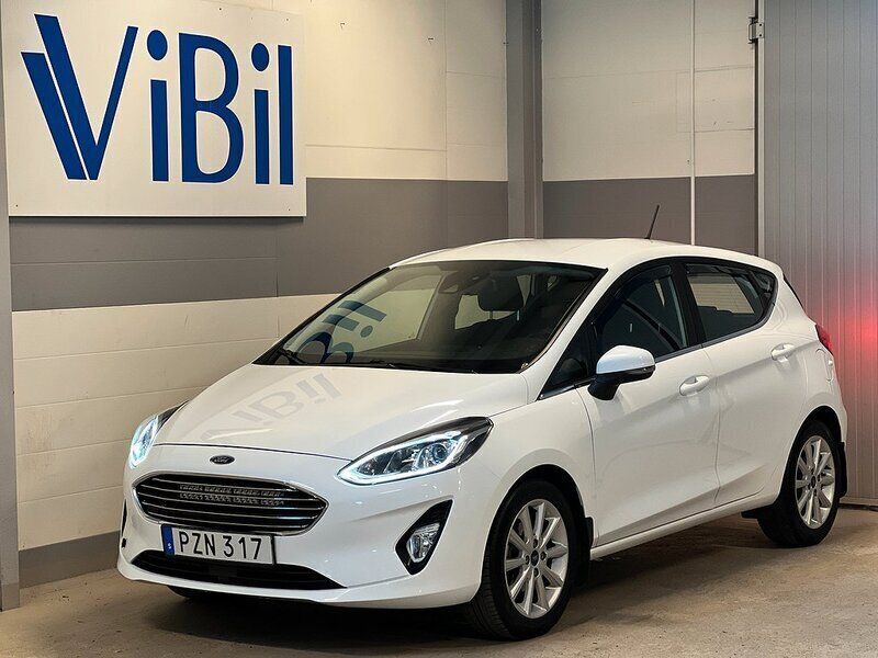 Vit Begagnad 2018 Ford Fiesta Titanium Halvkombi | 109 900 kr (Marknadspris) - Bild 1/4