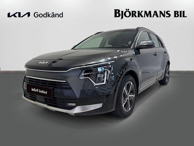 Grå Begagnad 2024 Kia Niro SUV | 319 900 kr (Marknadspris) - Bild 1/4