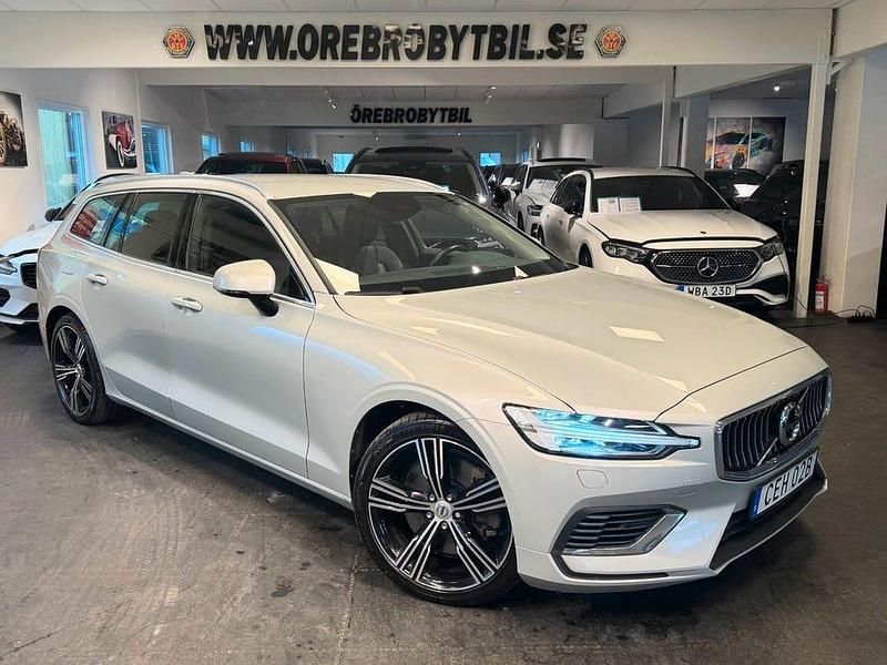Vit Begagnad 2021 Volvo V60 Inscription Kombi | 334 900 kr (Marknadspris) - Bild 1/4