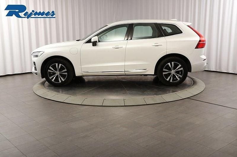 Begagnad Volvo XC60 Core 253 HK (186 kW) 2023 Crystal vit metallic SUV
