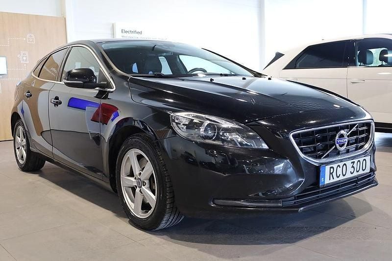 Begagnad Volvo V40 Momentum 152 HK (111 kW) 2015 Svart Halvkombi