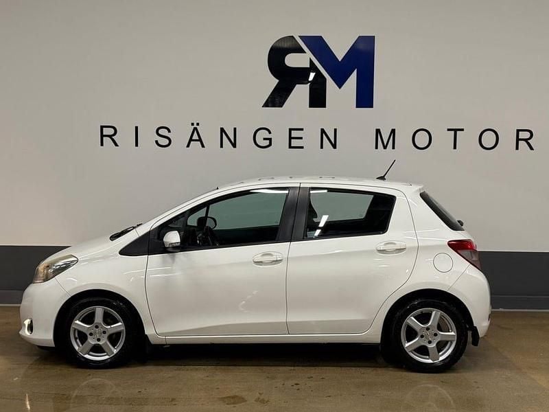 Begagnad Toyota Yaris Active 90 HK (66 kW) 2011 Vit Halvkombi