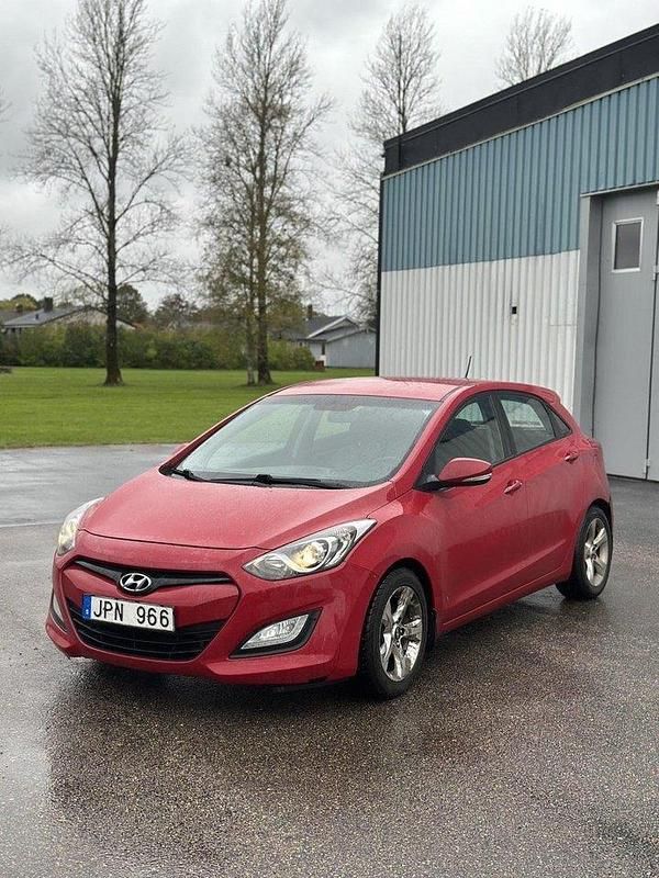 Röd Begagnad 2013 Hyundai i30 Sport Halvkombi | 27 000 kr (Dyr) - Bild 1/4