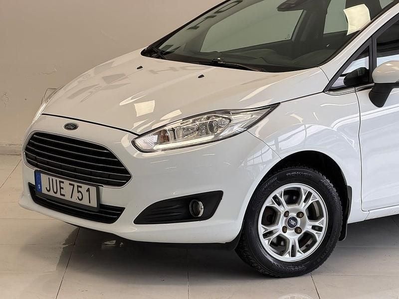 Begagnad Ford Fiesta Titanium 80 HK (58 kW) 2015 Vit Halvkombi