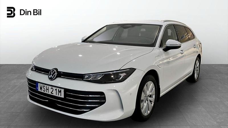 Vit Begagnad 2024 VW Passat Business Kombi | 439 900 kr - Bild 1/4