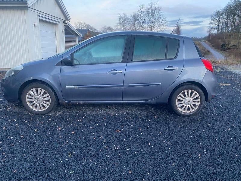 Begagnad Renault Clio R.S. 75 HK (55 kW) 2011 Halvkombi