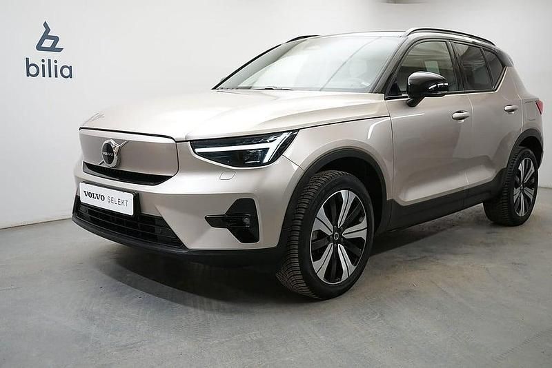 Ljusgrå Begagnad 2022 Volvo XC40 Plus SUV | 374 900 kr - Bild 1/4