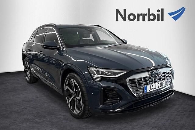 Blå Begagnad 2023 Audi Q8 e-tron S-Line SUV | 729 000 kr (Dyr) - Bild 1/4