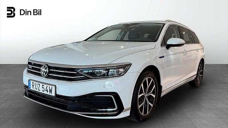 Vit Begagnad 2022 VW Passat GTE Kombi | 339 900 kr (Marknadspris) - Bild 1/4