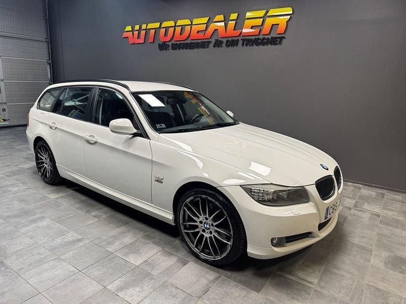 Vit Begagnad 2012 BMW 320 Kombi | 99 000 kr (Bra pris) - Bild 1/4