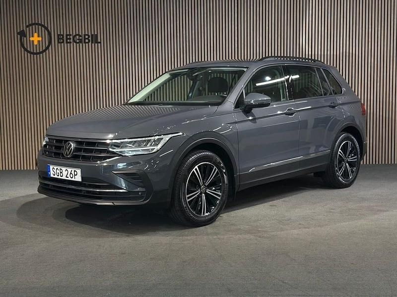 Grå Begagnad 2021 VW Tiguan SUV | 294 200 kr (Lite dyr) - Bild 1/4