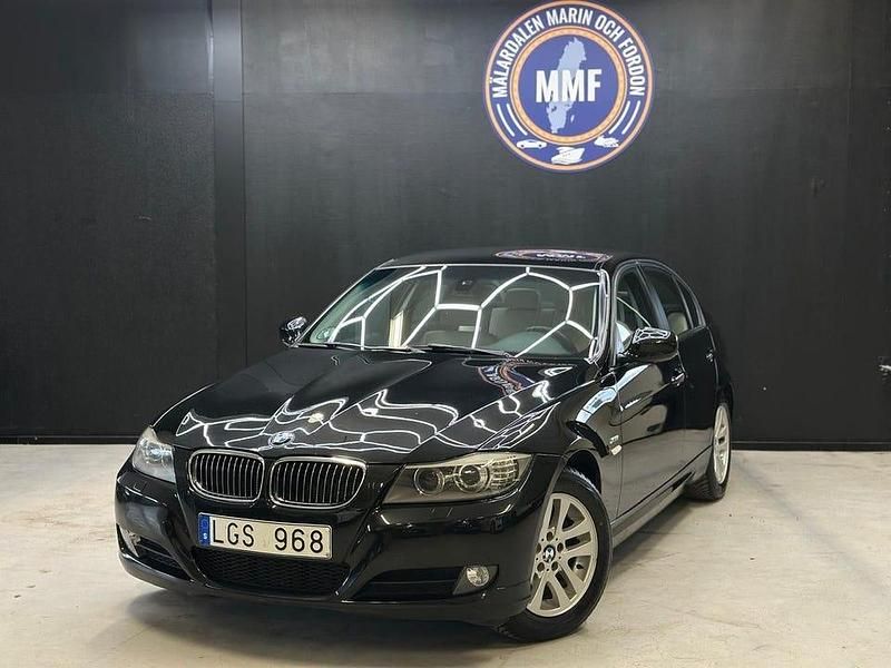 Svart Begagnad 2011 BMW 320 Sedan | 84 800 kr (Marknadspris) - Bild 1/4