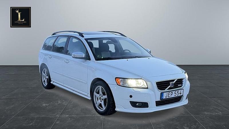 Begagnad Volvo V50 R-Design Momentum 136 HK (100 kW) 2008 Vit Kombi
