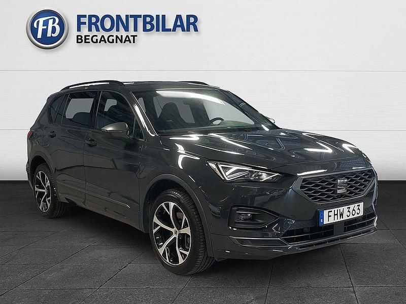Grå Begagnad 2023 Seat Tarraco FR SUV | 384 900 kr (Marknadspris) - Bild 1/3
