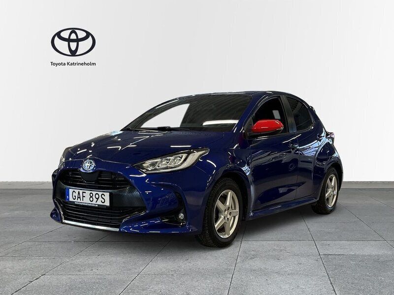 Mörkblå Begagnad 2021 Toyota Yaris Hybrid Style Halvkombi | 224 900 kr (Marknadspris) - Bild 1/4